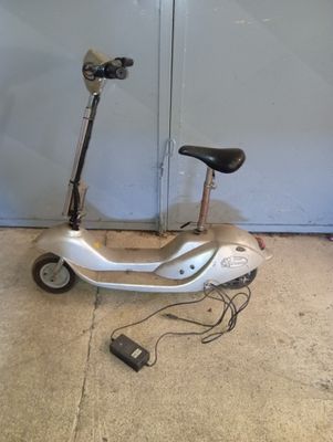 un scooter garé devant une porte de garage