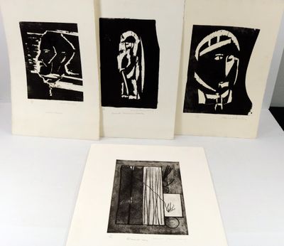 trois tirages en noir et blanc posés sur une table blanche