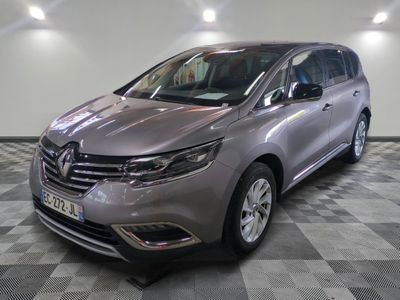 la voiture grise est garée sur un sol en damier dans le garage