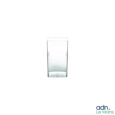 un verre d'eau posé sur une surface blanche