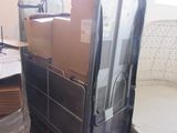 un lit et un canapé dans une pièce où il y a des cartons par terre