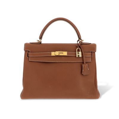 un sac à main en cuir marron sur fond blanc