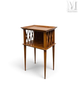 l'image d'une petite table en bois munie d'un tiroir