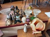 une table en bois sur laquelle sont posés plusieurs vases et d'autres objets