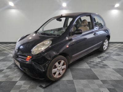 la photo d'une petite voiture noire garée dans un garage