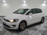 La Volkswagen e-Golf blanche est garée sur un sol à damier