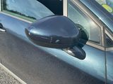 une photo du rétroviseur latéral d'une voiture