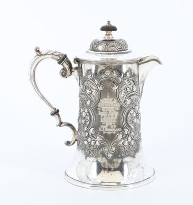 cafetière plaquée argent avec un motif orné sur le couvercle