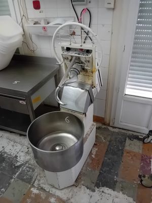une photo d'une cuisine avec un mixeur et un évier