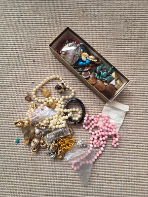 une boîte à bijoux posée par terre à côté d'une paire de ciseaux