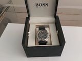une montre de chef dans un coffret noir posé sur une table blanche