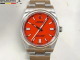 une photo d'une montre au cadran orange, montée sur un bracelet argenté