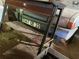 une voiture garée à côté d'un banc dans un garage