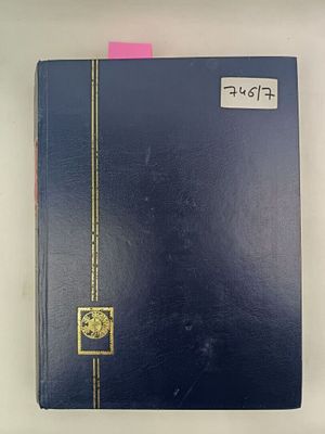 un livre bleu sur lequel est collé un autocollant jaune