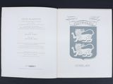 un livre ouvert avec l'image d'un chat dessus