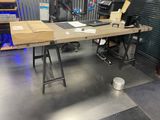 une photo d'un bureau dans un entrepôt, sur lequel se trouvent de nombreux cartons