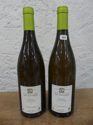 deux bouteilles de vin posées sur une table l'une à côté de l'autre