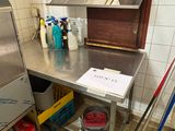 une cuisine équipée d'un évier, d'une cuisinière et d'autres produits d'entretien