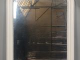 un grand miroir accroché au mur d'une pièce