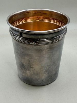 une coupe en argent posée sur une table