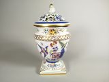 un vase blanc orné d'un décor bleu et or