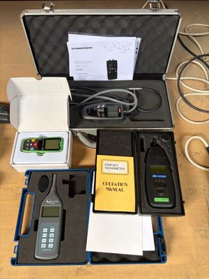 de nombreux appareils électroniques posés sur une table
