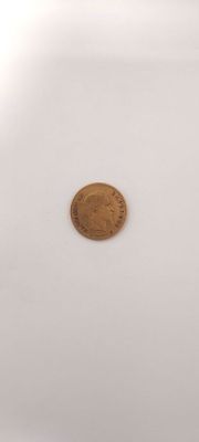 une pièce de monnaie posée sur une assiette blanche, sur une table