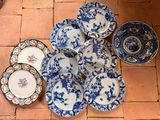 beaucoup d'assiettes bleues et blanches par terre