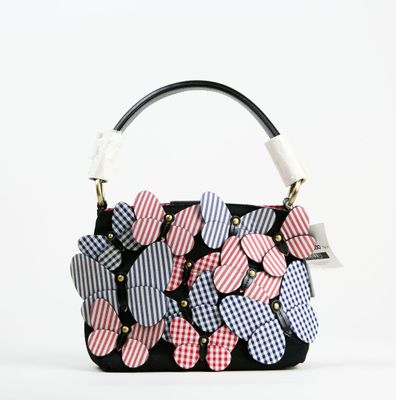 un sac à main noir orné d'une multitude de cœurs roses et bleus