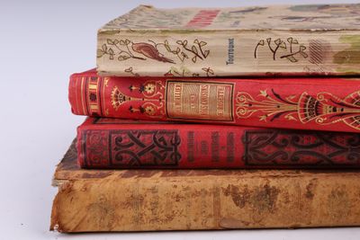 trois livres empilés sur une table