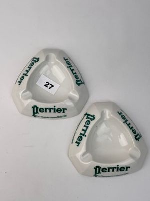 deux cendriers blancs ornés d'inscriptions vertes, posés sur une surface blanche
