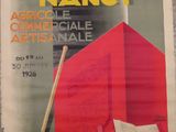 une vieille affiche représentant un bâtiment rouge sur un mur de briques