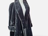 une image d'un manteau de fourrure sur un mannequin