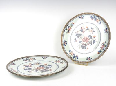 deux assiettes ornées de fleurs, posées sur un fond blanc