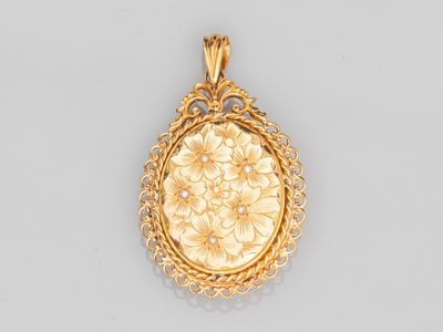 un pendentif en or 18 carats orné d'un motif floral