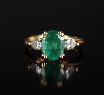 Bague en or jaune 750, serte en son centre d'une émeraude ép…