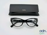 les lunettes sont posées à côté de l'étui sur la table