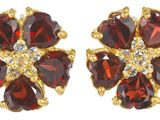 une paire de boucles d'oreilles en cristal en forme de fleurs rouges et blanches