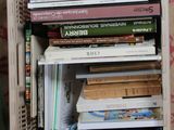 une caisse en bois remplie de livres, posée sur un lit