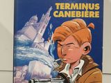 On peut voir la couverture du livre *Terminus* posée sur une table.