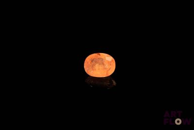 La pleine lune brille de mille feux dans le ciel sombre au-dessus de l'eau.