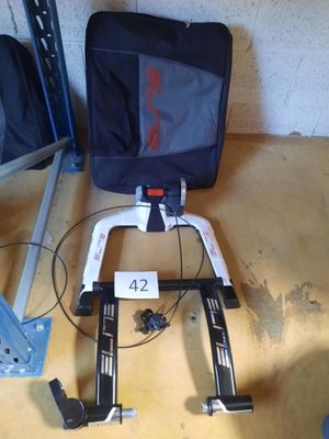 un sac de voyage et une paire de chaussures par terre