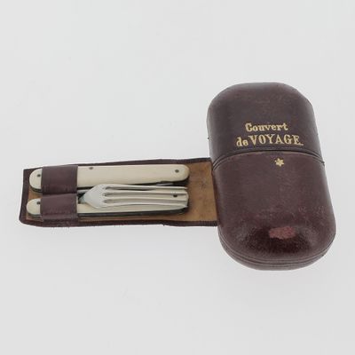 NECESSAIRE DE VOYAGE Comprenant des couverts