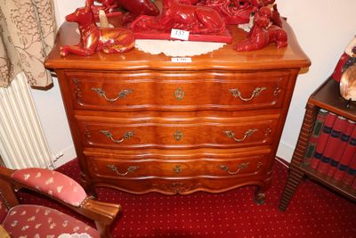 une commode en bois ornée d'une multitude de décorations rouges