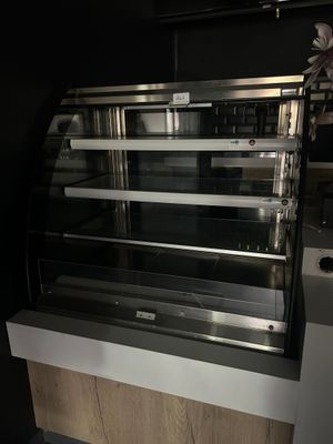 une image d'une vitrine dans un magasin