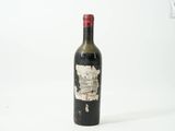 une bouteille de vin posée sur une table