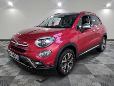 un SUV Fiat rouge garé dans un garage au sol carrelé