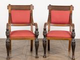 deux chaises en bois avec des coussins rembourrés rouges, posées sur un parquet