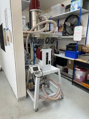 une machine posée sur une table dans une pièce
