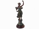 l'image d'une statue de femme tenant une fleur